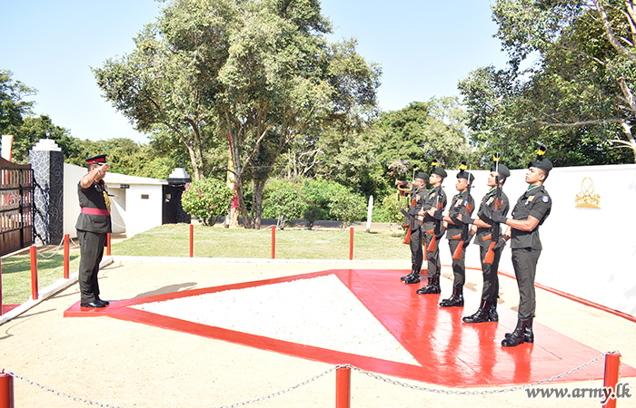 64 Division's GOC   Makes Familiarization Visits