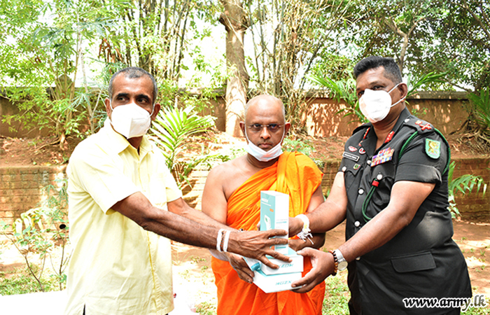 10 பெட்டி டிஜிட்டல் வெப்பமானிகள் வன்னி பாதுகாப்பு படையினருக்கு   அன்பளிப்பு