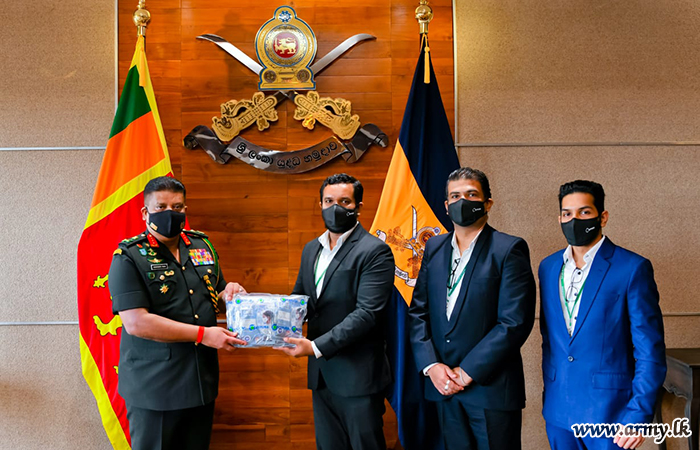 ஜொகிங் / இயங்கும் முகமூடிகள் நன்கொடையாளர்களினால் முப்படையினரின் பயன்பாட்டிற்காக அன்பளிப்பு 