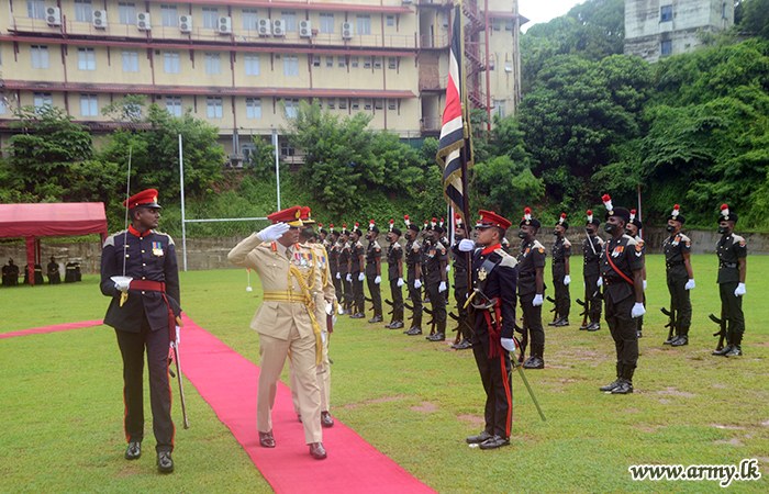 මේජර් ජෙනරල් සමන්ත ද සිල්වා වෙත සිය රෙජිමේන්තුවේ ගෞරවාචාරය 