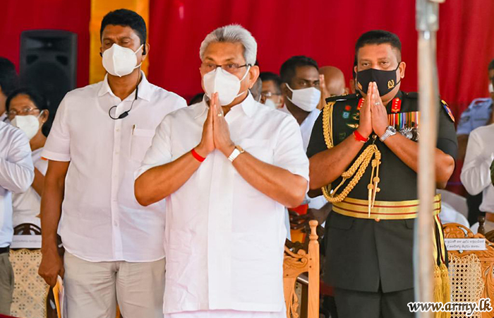 Commander Joins Mourners & Pays Respect to Late Maha Nayake Thero