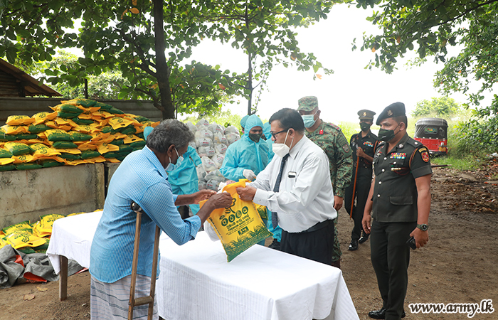 இராணுவத்தினரால் நிவாரணப் பொதிகள்  வழங்கல்