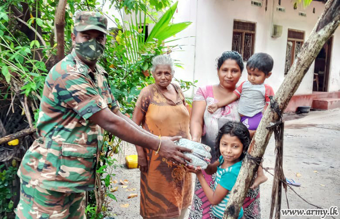 52 ஆவது படை பிரிவினரால் வெள்ளத்தால் பாதிக்கப்பட்ட குடும்பங்களுக்கு  சமைத்த உணவு வழங்கல்