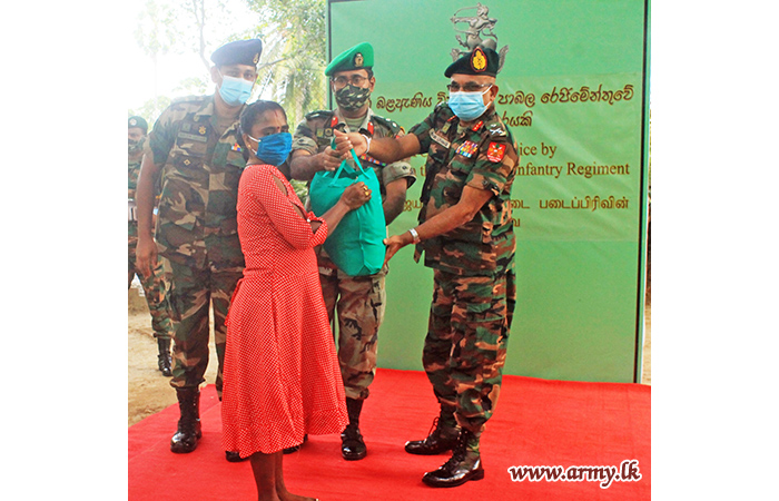 யாழ்பாணத்தில் வெள்ளத்தால் பாதிக்கப்பட்டவர்களுக்கு படையினரால் உலர் உணவு  பொதிகள் வழங்கல்