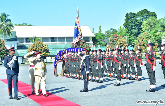 යුද්ධ හමුදා දිවියෙන් නික්මයන මේජර් ජෙනරල් ජයනාත් ජයවීර වෙත ශ්‍රී ලංකා පාබල හමුදා රෙජිමේන්තුවේ ගෞරවාචාර පිරිනැමෙයි