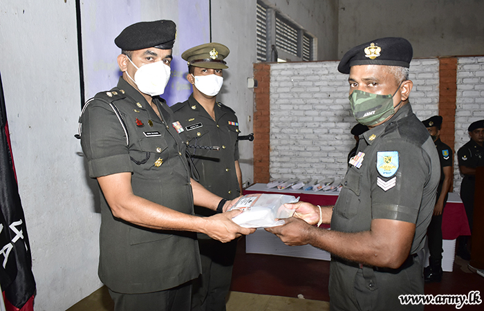 4 வது இலங்கை கவச வாகன படையினர் படையினரின் பிள்ளைகளுக்கு நிதிவுதவி