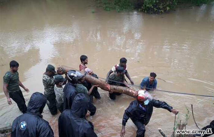 Wanni Troops Repair Sinnawalayankaddu Tank Bund Split & Clear A 9 Road