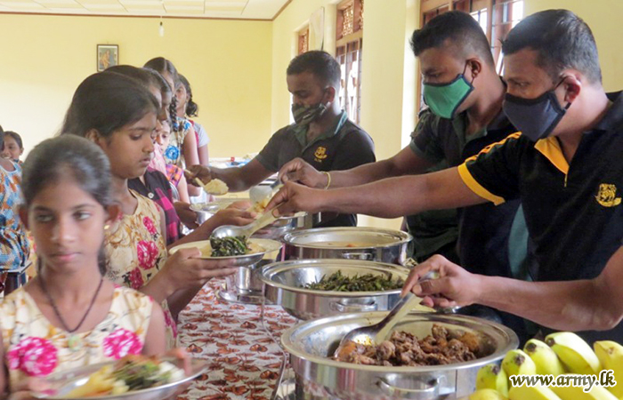 24 வது சிங்க படையினர் சிறுவர்களுக்கு மதிய போசனம் வழங்கி மகிழ்விப்பு 