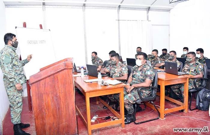 642 வது பிரிகேட்டின் அதிகாரிகளுக்கு வரைபட ஆய்வு அறிவு 
