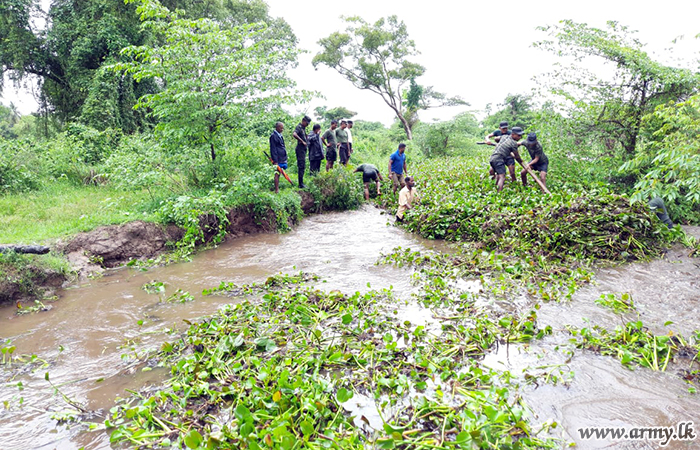 21 வது படைப்பிரிவு படையினர் அணைக்கட்டு வெடிப்பை திருத்தலும் குளம் சுத்தம் செய்தலும் 