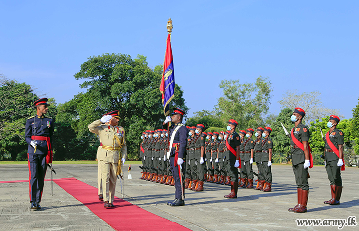 නව උසස්වීම් ලද කාලතුවක්කු රෙජිමේන්තුවේ ජ්‍යෙෂ්ඨ නිලධාරින් වෙත එම රෙජිමේන්තුවේ ගෞරවාචාරය