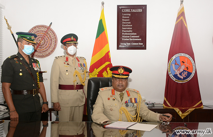 பாதுகாப்பு சேவைகள் கட்டளை மற்றும் பதவிதாரிகள் கல்லூரியின்  புதிய தளபதியின்  கடமை பொறுப்பேற்பு