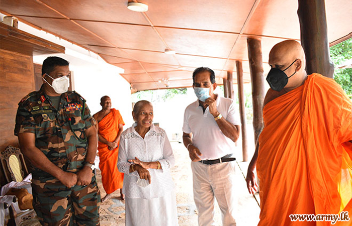 21 Division Troops Begin Laying of New Roof at Mihinthalaya Temple Preaching Hall 
