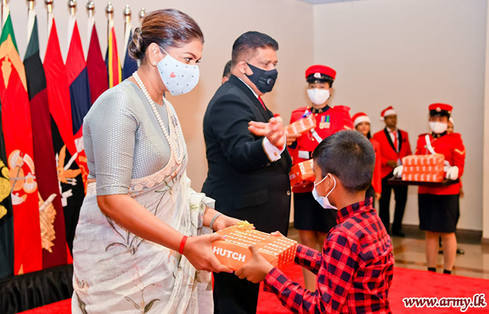 கிறிஸ்துமஸ் அலங்காரங்களை  ஒளிரச் செய்த  இராணுவத்  தளபதி  சிறுவர்களுக்கான அன்பளிப்பு பொதிகளையும்  வழங்கினார்