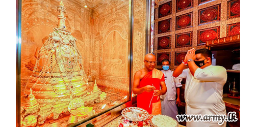 Honouring Age-old Traditions, General Shavendra Silva Receives Blessings of Sacred Tooth Relic & Prelates of Malwatte & Asgiriya  