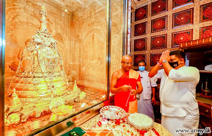 Honouring Age-old Traditions, General Shavendra Silva Receives Blessings of Sacred Tooth Relic & Prelates of Malwatte & Asgiriya  
