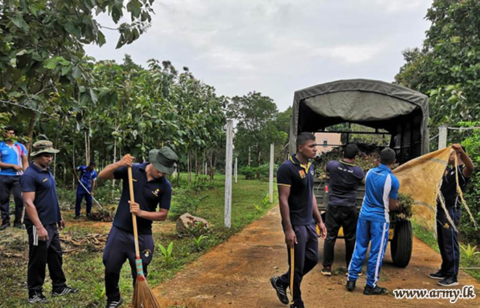 යුද්ධ හමුදා සාමාජිකයින් දේවස්ථාන පරිශ්‍රය පිරිසිදු කරයි