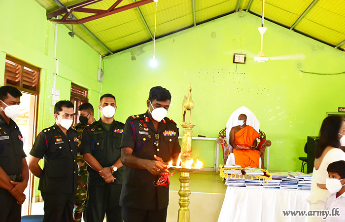 கிளிநொச்சி  பாதுகாப்பு  படைத்  தலைமையகத்தினால்  கல்கந்த   பிரிவெனாவிலுள்ள   பௌத்த  தேரர்களுக்கு  எழுதுபொருள் பொதிகள்  வழங்கி வைப்பு