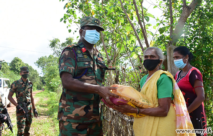 Kilinochchi Troops Join Distribution of 1000 Dry Ration Packs among Affected Families 