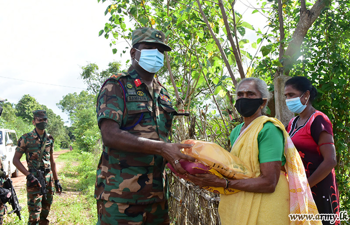 கிளிநொச்சி படையினரால் 1000 உலர் உணவுப் பொதிகள் வழங்கள் 