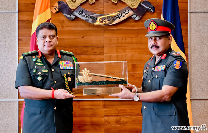 ஓய்வுபெற்றுச் செல்லும் மேஜர் ஜெனரல் ஷாந்த ஹேவவிதாரன அவர்களின் சேவையை பாராட்டிய இராணுவத்  தளபதி  