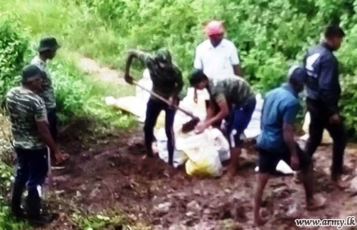குளக்கட்டு கசிவினை திருத்த படையினர் உதவி