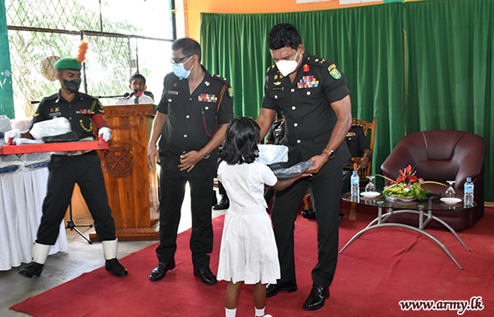 62 வது படைப் பிரிவின் ஏற்பாட்டில் வரிய மாணவர்களுக்கு புத்தகங்கள்  வழங்கி வைப்பு