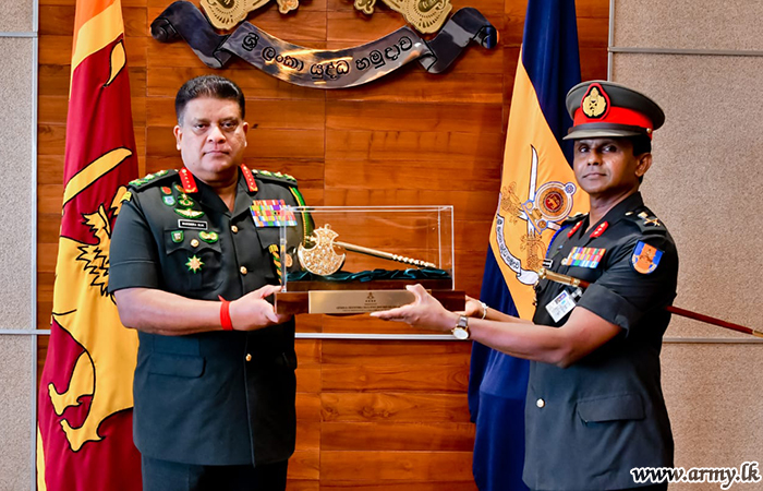 ஓய்வுபெற்றுச் செல்லும்  மேஜர் ஜெனரலின் முன்மாதிரியான சேவைக்கு கெளரவம் 