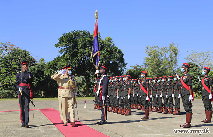 නුදුරේදී විශ්‍රාම දිවියට පා තබන ශ්‍රී ලංකා කාලතුවක්කු හමුදාවේ මේජර් ජෙනරල් ශාන්ත හේවාවිතාරන වෙත සිය රෙජිමේන්තුවේ ගෞරවාචාරය