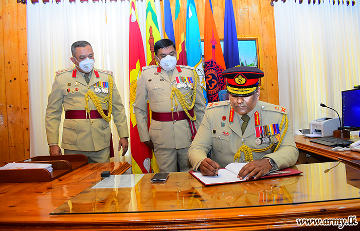 Major General Channa Weerasuriya, SF East New Commander Welcomed to His New Office