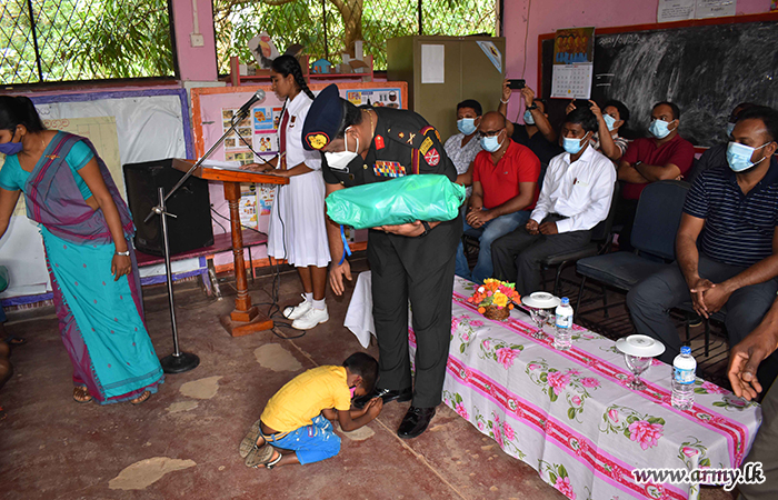 வறிய மாணவர்களுக்க பாடசாலை உபகரணங்கள் பரிசளிப்பு 