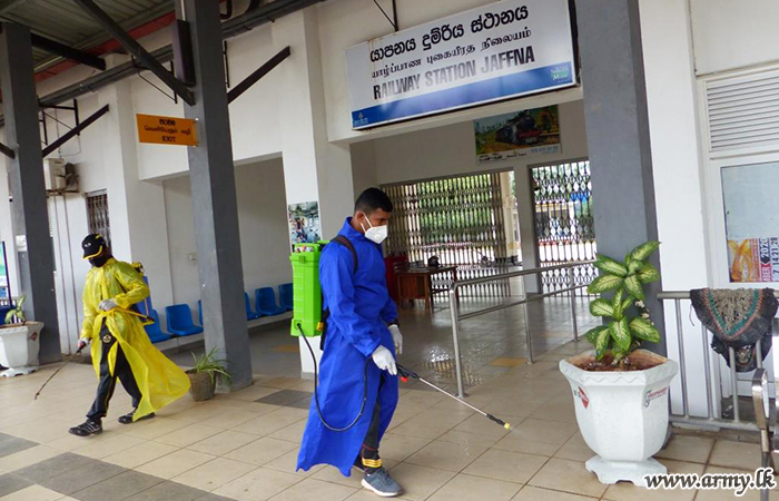 யாழ். புகையிரத நிலையத்தில் படையினரின் சிரமான பணி 