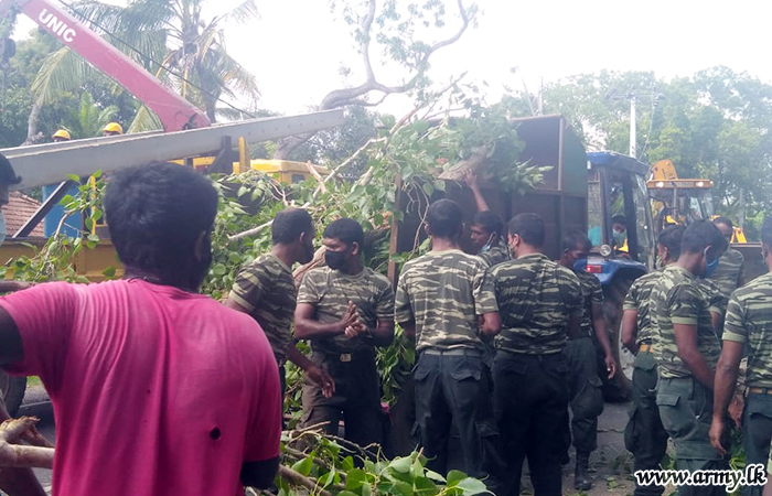 3 SLNG Troops Clear Road Blockade