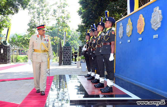 Major General Piyal Nanayakkarawasam Saluted on Arival at RHQ