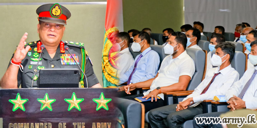 Commander Speaks to Veterans in District 'Ranaviru' Organizations & Sets out Welfare Benefits, Meant for Them 