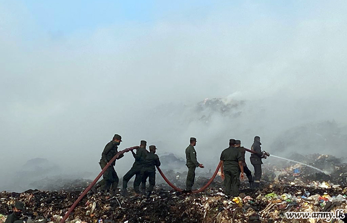 தீ பரவலை தடுக்க இராணுவ கனரக இயந்திரங்களால் குப்பை குவியல் பிரிப்பு 