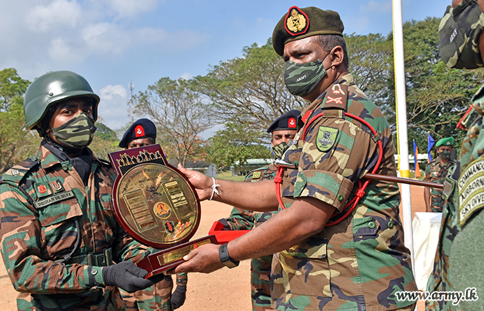 மாதுறுஓயாவில்  விசேட காலாட்படை செயற்பாடுகள் (SIO) பாடநெறியை நிறைவு செய்த அதிகாரிகள் மற்றும் ஏனைய சிப்பாய்களின் வெளியேற்ற நிகழ்வு    