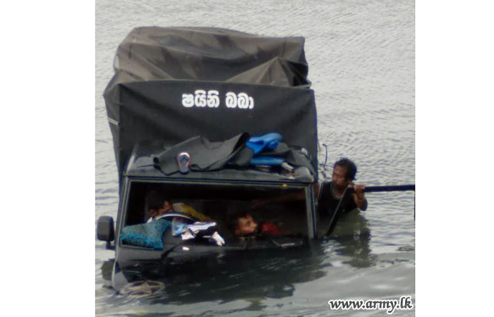 களப்புக்குள் விழுந்த மூவரின் உயிர்கள் படையினரால்  காப்பாற்றப்பட்டது