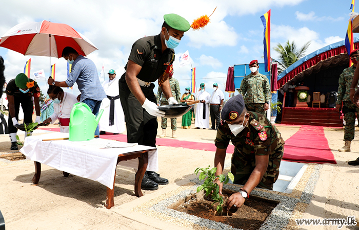 யாழ்.மனிதள மேம்பாட்டு மையத்தின் மரநடுகை  திட்டத்துக்கு . படையினர் உதவி