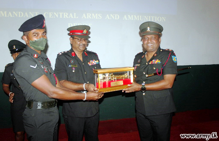 'வெடிமருந்து மற்றும் தொழில்நுட்ப பாடநெறியை நிறைவு செய்தவர்களுக்கு விருது
