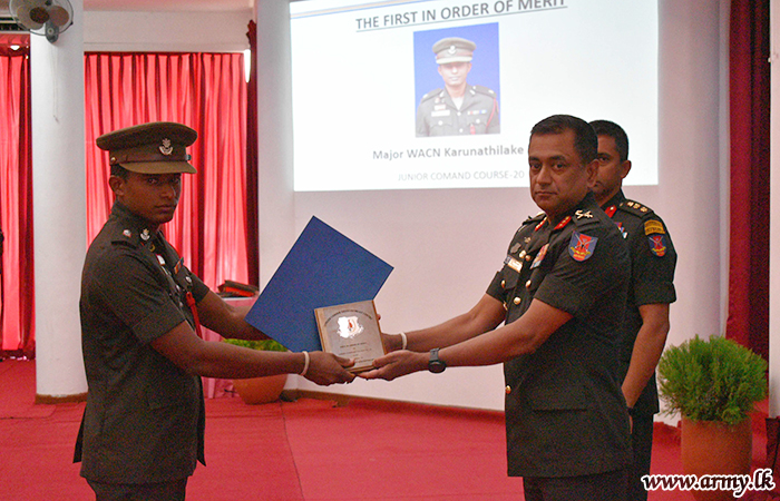 பாடநெறியை நிறைவு செய்த கனிஷ்ட கட்டளை அதிகாரிகளுக்கு  பட்டமளிப்பு விழா 