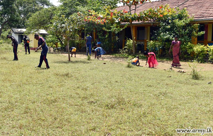 යුද්ධ හමුදා භටපිරිස් සිවිල් වැසියන් සමඟ එක්ව ‘මල්ලාවි’ ප්‍රදේශයේ පාසල් ගොඩනැගිල්ලක් පිරිසිදු කරයි