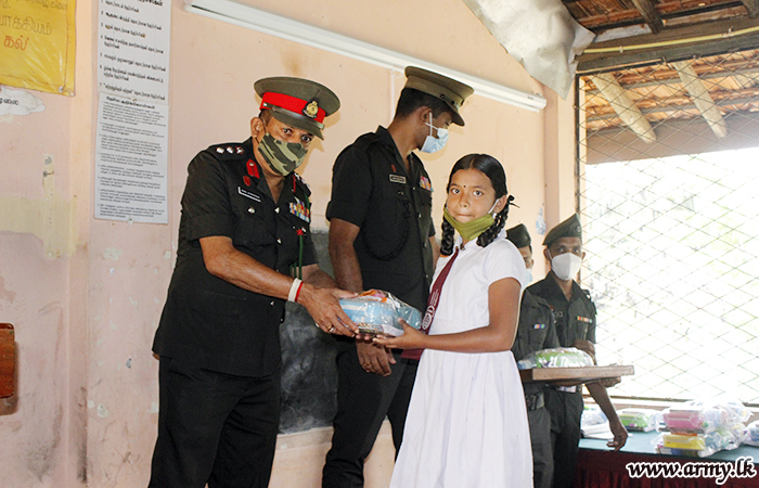 යුද්ධ හමුදා භටපිරිස් මුලතිව් ප්‍රදේශයේ අඩු ආදායම්ලාභි පවුල්වල සිසුන්ට පාසල් උපකරණ බෙදාදෙති