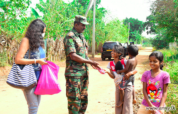 කිලිනොච්චි ආරක්‍ෂක සේනා මුලස්ථානයේ මුලිකත්වයෙන් පාසල් උපකරණ පරිත්‍යාගයක්