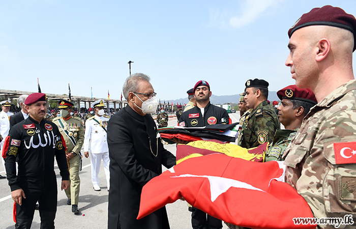 Army Parachutists Add Colour to Pakistan Day