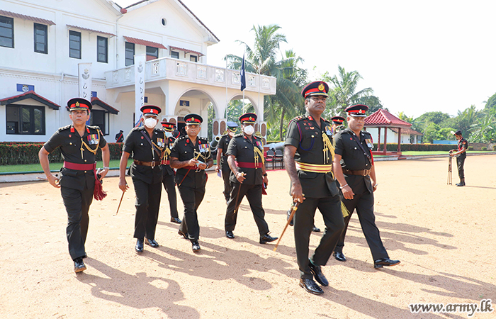 தொண்டர் படையணி படைத் தளபதி 2 ம் (தொ) இலேசாயுத காலாட் படையினரை சந்திப்பு 