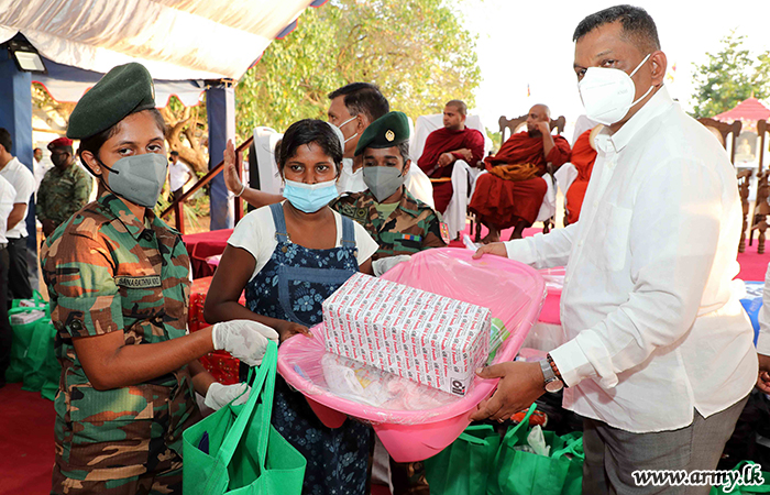 Jaffna Troops Distribute Relief Packs with Sponsorship of Southerners