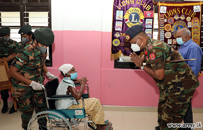 இராணுவத்தின் ஒருங்கிணைப்பில் யாழ். மக்களுக்கு சக்கர நாற்காலிகள் 