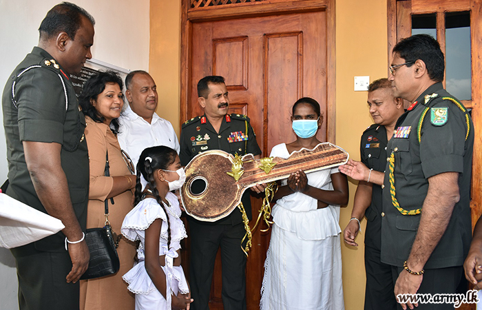 212 பிரிகேடினால் தம்பியாவ பிரதேசத்தில் தாயொருவருக்கு  புதிய வீடு கையளிப்பு  