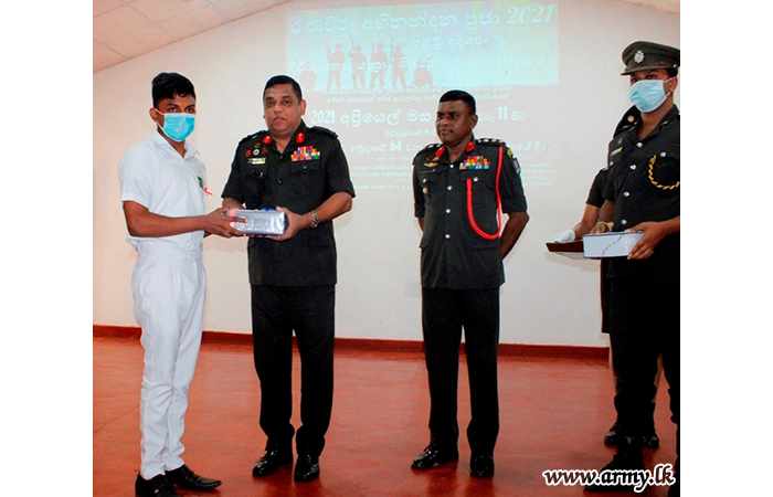 64 படைப்பிரிவில் சேவையாற்றும் சிப்பாய்களின் பிள்ளைகளுக்கு  புலமைப் பரிசில்கள் வழங்கி வைப்பு 